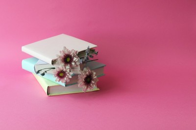 粉红色背景上有鲜花书签的书