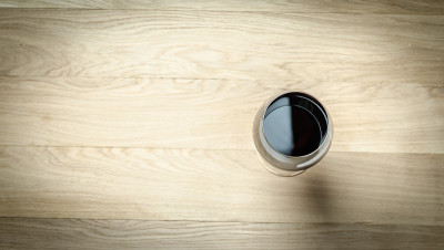 酒杯里的红酒。前视图