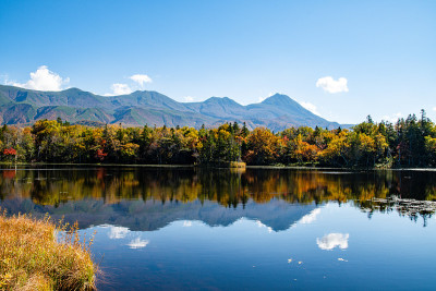 知子五湖(知子五湖)[第三湖]和知子山的秋叶，知子，北海道，日本