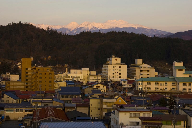 俯瞰日落的纪仓山城