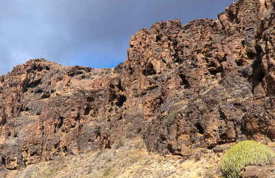 大卡纳里亚岛，沿着ravive Barranco Hondo的徒步旅行路线，岛屿南部的深峡谷，充满了