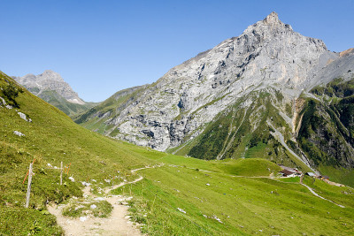 在瑞士恩格尔堡富勒纳普的山景