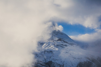 在瑞士阿尔卑斯山著名的滑雪胜地泽马特，鸟瞰瑞士泽马特山谷