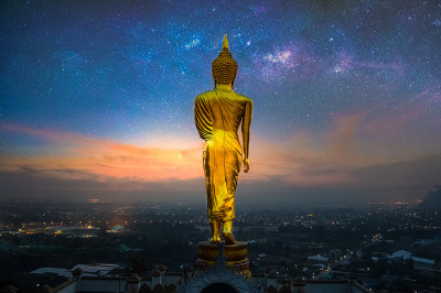 美丽的山川在夜色中伴着银河。南、泰国