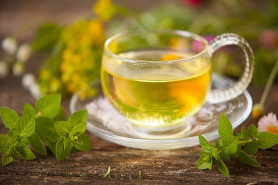 漂亮的茶杯里的绿茶