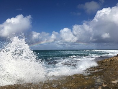 夏威夷考艾岛冬季雨天的波利黑尔海滩。