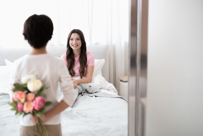 快乐的年轻女士对她的儿子微笑