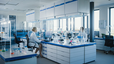 医学实验室与不同团队的生物化学科学家开发药物，女性微生物学家工作在计算机显示DNA研究界面。高科技设