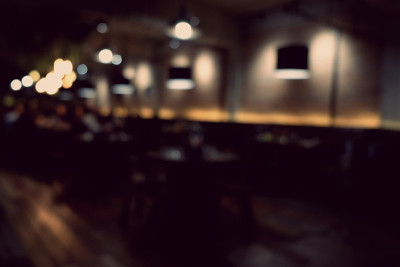 咖啡店模糊背景与米景光与复古滤镜