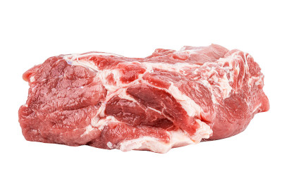 新鲜生猪肉分离在白色背景。猪肩臀肉切出来