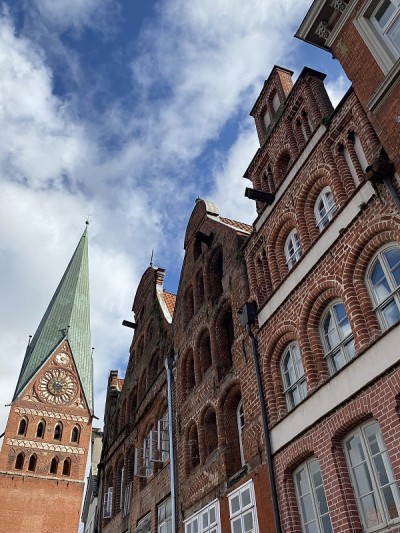在Lüneburg，德国，砖哥特式风格的商人住宅和教堂