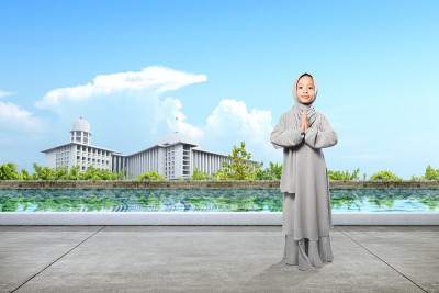 亚洲穆斯林小女孩戴着面纱站着，举起双手祈祷