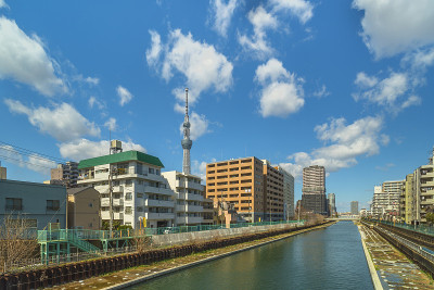 以东京天树塔为背景的横宿区或天神河。