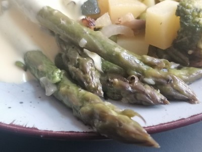 绿芦笋配蔬菜和火鸡片
