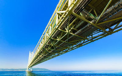 夏日清晨蓝天背景下的明石海峡大桥景观