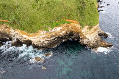 粉碎悬崖的海浪