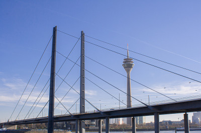 Düsseldorf电视塔和莱茵河膝盖桥