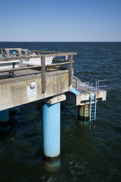 在码头上。在Rügen，粉笔悬崖，海滩，海岸和沐浴胜地宾兹度过美好时光。