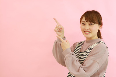 穿围裙的女性