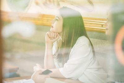 年轻的女商人坐在咖啡馆里