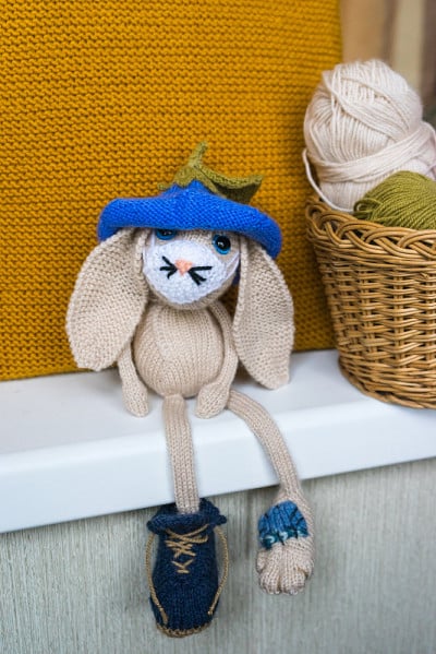 手织悲伤的野兔。兔子amigurumi。针织的玩具