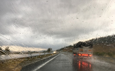 雨点打在挡风玻璃上