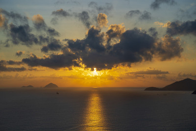 早晨的天空，黎明的云彩，太阳和海水