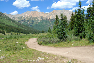 在科罗拉多州的落基山脉徒步旅行