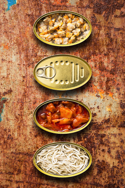 罐头食品。前视图。