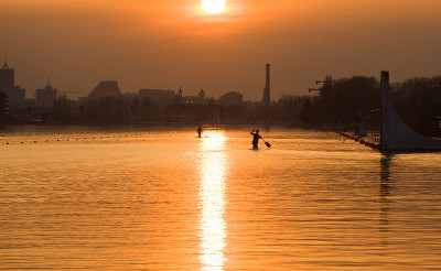 Kayak在日落。