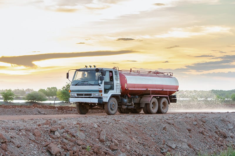 水车在为一个新的道路建筑工地喷水。