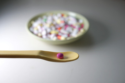 盘子里放着许多不同颜色的药。用勺子。