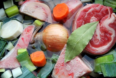 制作台面自制的牛肉汤