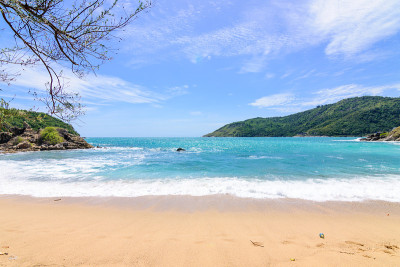 海滩上美丽的波浪，清澈的海水