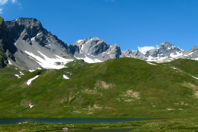 夏天，绿色牧场上白雪皑皑的山峰。