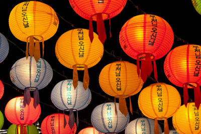 挂灯笼庆祝佛诞