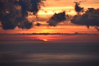 美丽的日落在海上科西嘉岛与美丽的颜色在地平线上