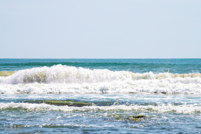 在阳光明媚的夏日里，大西洋的海浪拍打着海岸到海洋保护公园