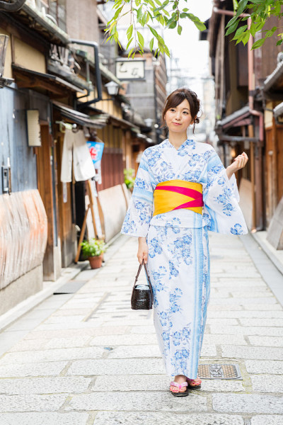 年轻的亚洲妇女穿着和服在京都