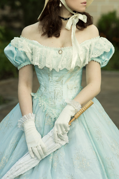 1860年，一位穿着蓝色长裙的美丽年轻女子。书的封面设计。