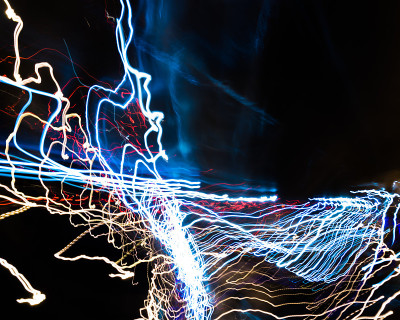 高速公路上的夜灯