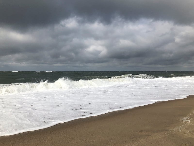 风景优美的秋季沙滩与波浪和沙丘在Sylt