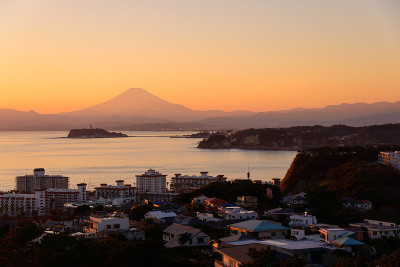 黄昏中的Enoshima和富士山