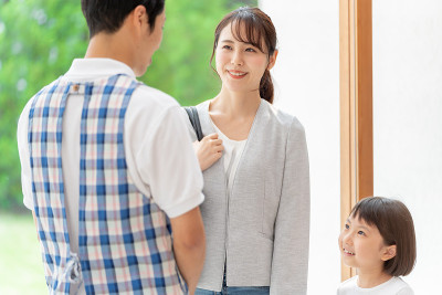 小女孩和幼儿园老师