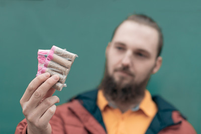 手里拿着鞭炮的男人