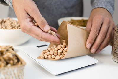 用电子秤称鹰嘴豆的人