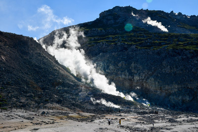 日本北海道铁贺，硫磺山，火山烟雾升起的秋天