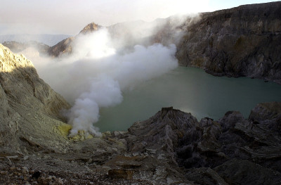 从火山口冒出的烟