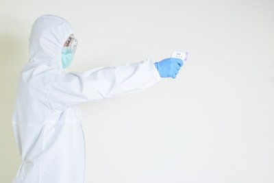 人穿防护服用红外温度计扫描仪病人爆发传染病covid - 19拷贝空间