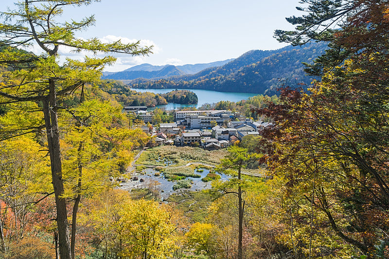 日本日光市秋天的浴本温泉